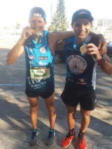 Omar Dris y Ahmed Karroum, con la medalla de finisher