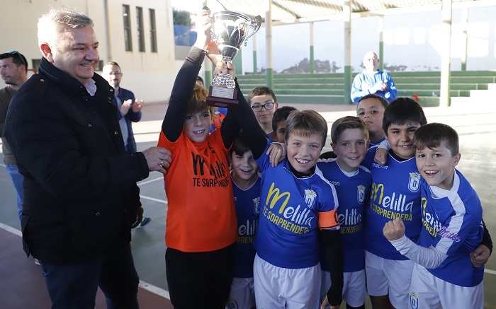 Los jugadores de la U.D. Melilla levantan el título de campeones de la Copa Federación