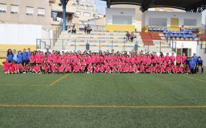Foto de familia de las participantes junto a los componentes del equipo técnico, en el Campo Federativo de La Espiguera