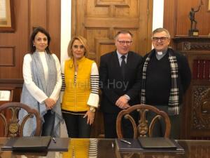 Momento de la firma del convenio entre Cáritas Interparroquial y la Ciudad Autónoma