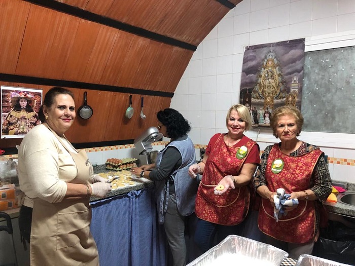 El equipo de la cocina de la Hermandad del Rocío y la Cofradía Castrense preparando roscos, pestiños y borrachuelos artesanales