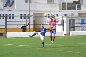 Braim, en un lance del encuentro disputado ayer ante el Antequera C.F. en el Campo de La Espiguera