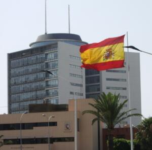 La Delegación del Gobierno en primer término y detrás la sede de los juzgaods de Melilla