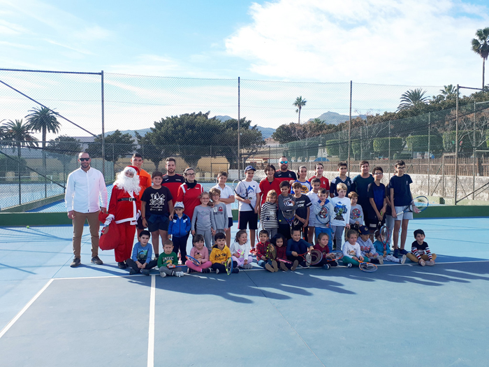 Foto de familia de los componentes de la Escuela de Tenis con Papá Noel