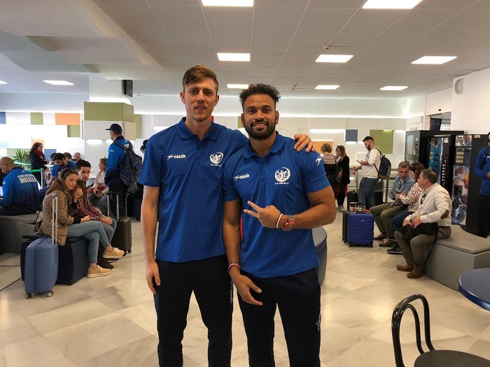 Vitali Kobzev y Jhonlenn Barreto, en el aeropuerto melillense, entran en la lista de convocados y podrán debutar en tierras baleares