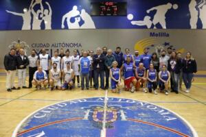 Foto de familia de los componentes de los equipos de la Federación de Baloncesto y de la APDM