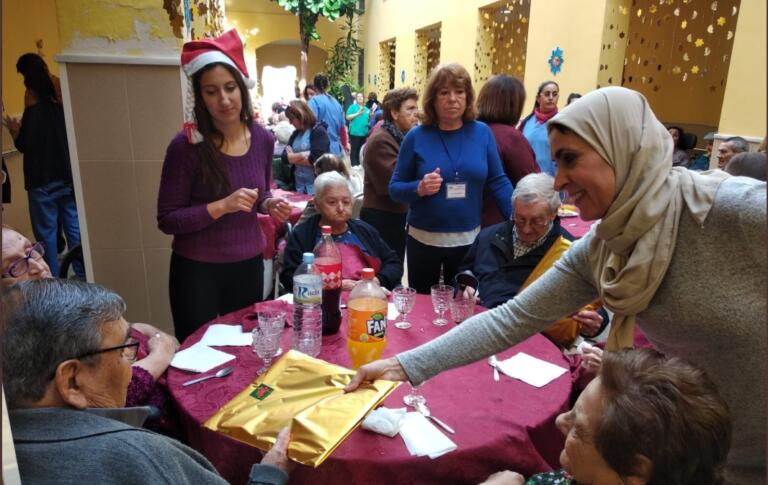 La viceconsejera Fatima Mohamed en la comida de La Gota de Leche