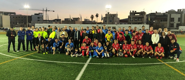 Foto de familia de los participantes de los dos equipos, árbitros y autoridades de la Ciudad Autónoma