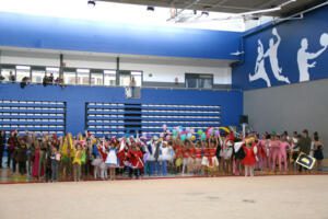 Foto de familia de todas las gimnastas participantes en el Festival de Navidad 2019