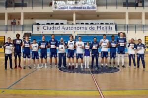 Los integrantes de la plantilla azulona posando con los calendarios benéficos