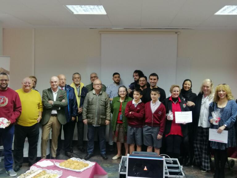 Foto de familia de varios de los galardonados en la jornada de ayer junto con los responsables de Cruz Roja Española en Melilla
