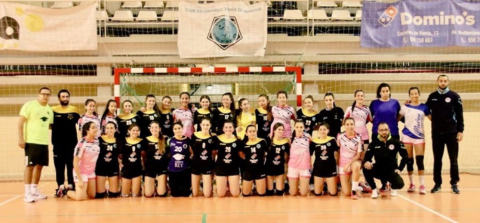 Foto de familia de las jugadoras participantes de los equipos del Bahía Almería y del C.D. Maravilla Balonmano de Melilla