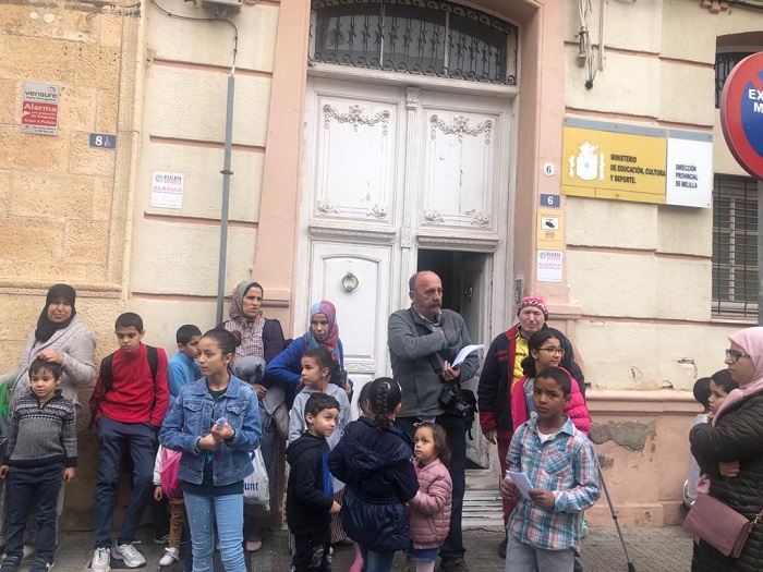 Familias de la ciudad acudieron ayer al Ministerio para pedir que escolaricen a sus hijos