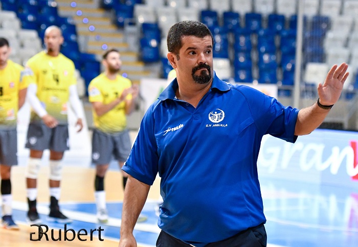 El entrenador del Club Voleibol Melilla asegura que la derrota ante el Vecindario fue justa, pero no estaba contento con la actuación arbitral de Antonio Correa