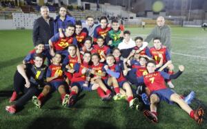 El equipo de la Peña Barcelonista Cadete festejando el triunfo