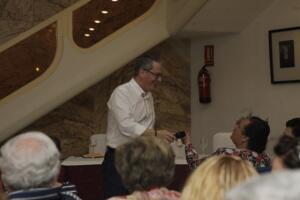 Enrique Roldán, psicólogo de Cruz Roja de Melilla, en una charla en el Casino Militar