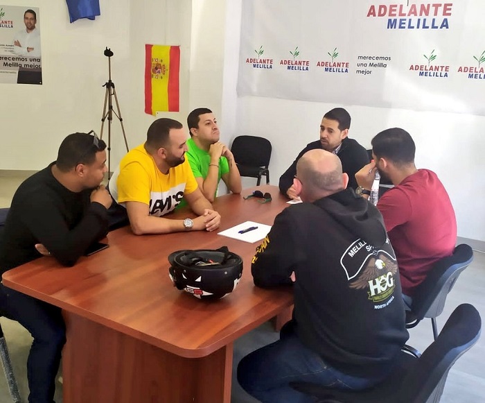 El presidente de Adelante Melilla con los propietarios de los locales del Puerto Noray