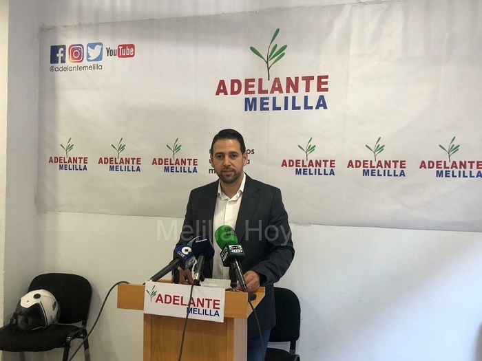 El presidente de Adelante Melilla, Amin Azmani, ayer en rueda de prensa
