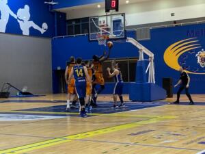 Edmond Koyanouba dominó bajo los tableros, con 14 capturas