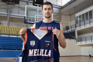 El ala-pívot bosnio posando con su nueva camiseta
