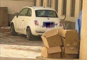 Denuncias públicas en las redes sociales apuntaban a que este es el coche de Villalobos aparcado en la Asamblea tras su cese