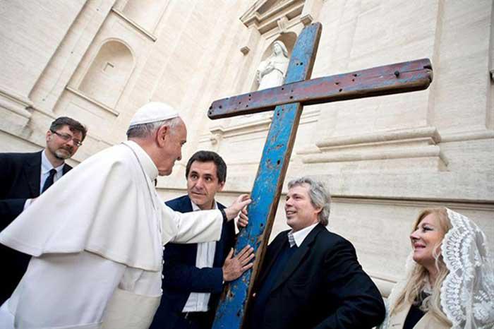 El Papa Francisco bendijo la Cruz de Lampedusa
