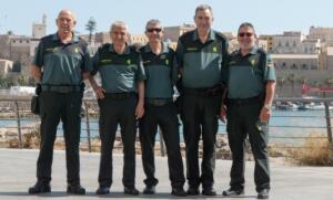 Felipe Fuertes (a la dcha.) junto con sus compañeros de la  G. Civil en los juzgados de Melilla