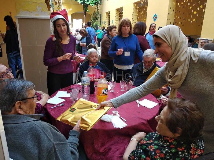 Imagen de la viceconsejera Fatima Kaddur en la comida de Navidad de la Gota de Leche