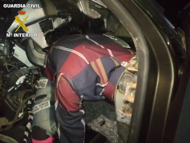 Según la Guardia Civil, el inmigrante se encontraba en una “situación lamentable” debido a las reducidas dimensiones del doble fondo practicado en el coche