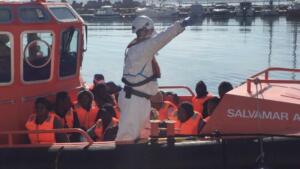 Imagen de Onda Cero Melilla de la llegada de la Salvamar Alcor ayer sobre las 14.00h