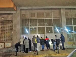 Melillenses mirando las listas de los Planes de Empleo de Delegación