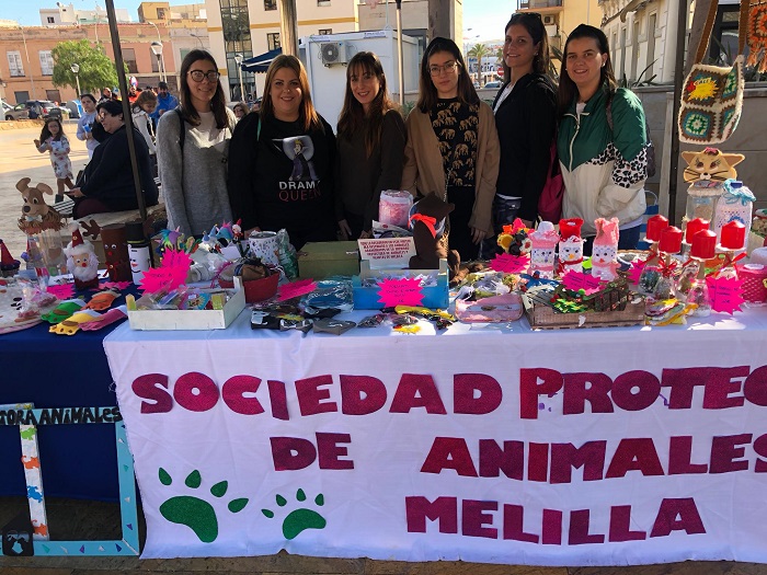 La presidenta de la Protectora de Animales, Lorena López, con voluntarias