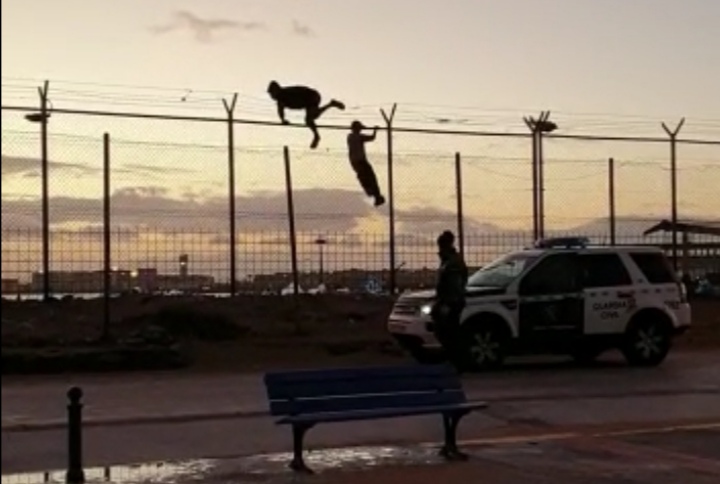 Captura del video grabado por un viandante del salto