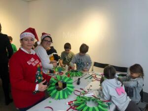 Unos doce pequeños participaron ayer en este taller de manualidades