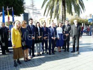 Miembros del Gobierno de Melilla, ante el monolito en honor a la Constitución