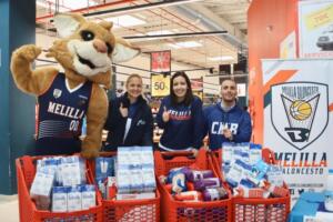El equipo de voluntarios y la mascota del club posaron con los alimentos recibidos
