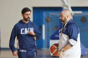 Alejandro Alcoba y su ayudante, Jordi Ribas, conversando durante la sesión matinal de entrenamiento de ayer