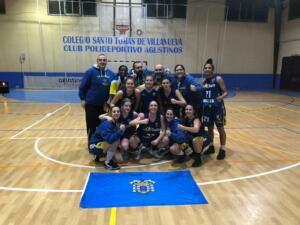 Los integrantes del equipo melillense posando orgullosos junto a la bandera de Melilla