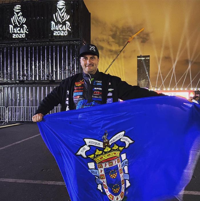 Juan Miguel Fidel, con la bandera de Melilla