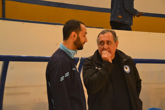 El entrenador del C.D. Virgen de la Victoria, Pablo Torres, con su segundo entrenador, Faisal Salmi