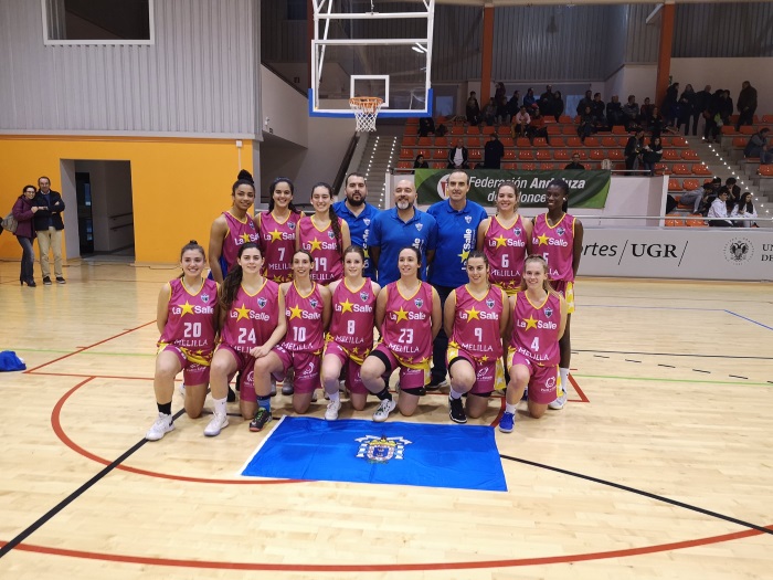 Las jugadoras lasalianas posando orgullosas junto a la bandera de Melilla