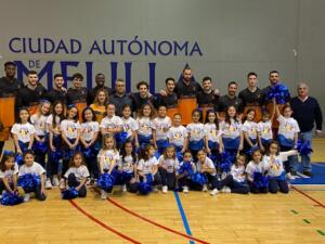 Los jugadores de Javi Nieto posando junto a las jóvenes animadoras del equipo