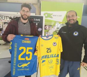 El gerente del club, José Torrecilla, recibió ayer al jugador griego en el aeropuerto melillense