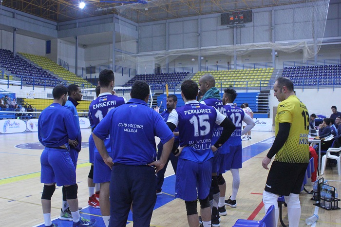 El entrenador del Club Voleibol Melilla, Salim Abdelkader, da instrucciones a sus jugadores en el encuentro del pasado sábado ante el Urbia Vóley Palma