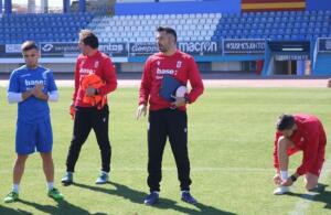 Manolo Herrero, entrenador de la U.D. Melilla, da instrucciones a sus jugadores