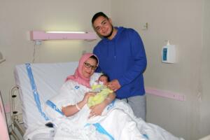 Ultimo bebé de 2019, Anas, con sus padres Hanan y Mohamed