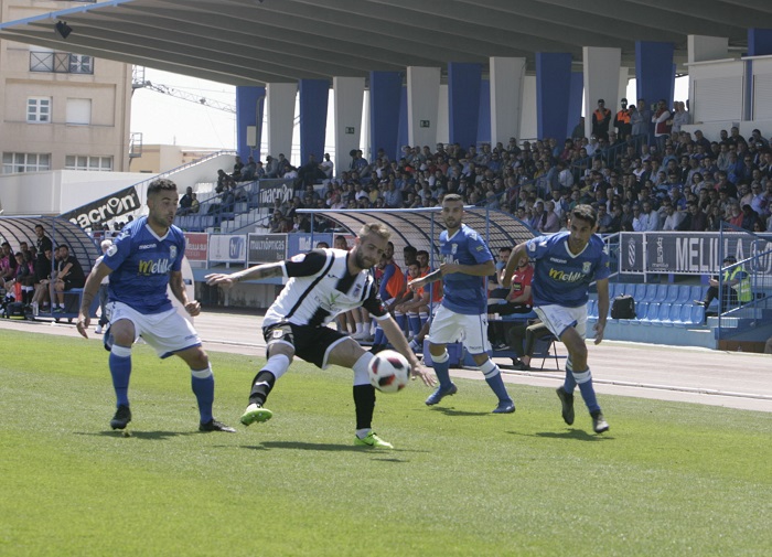 Imagen del encuentro de la pasada temporada, cuando Higón jugó con el Badajoz ante la U.D. Melilla