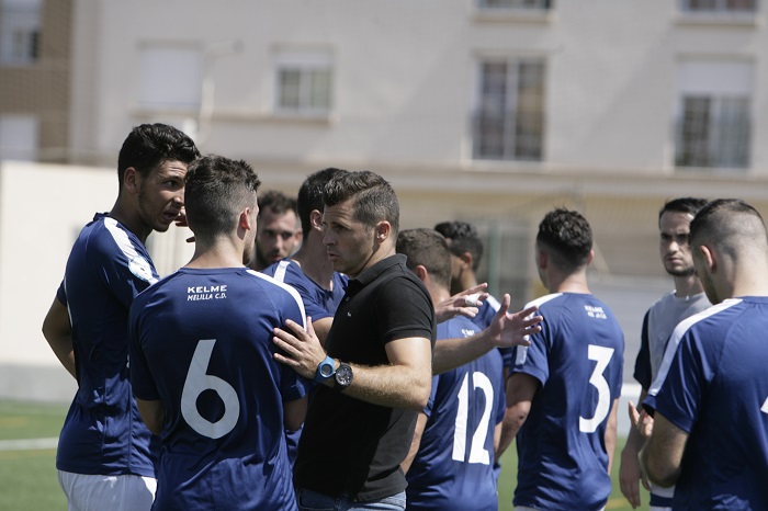 Nacho Aznar, entrenador del Melilla C.D., da instrucciones a sus jugadores en uno de los encuentros de Liga