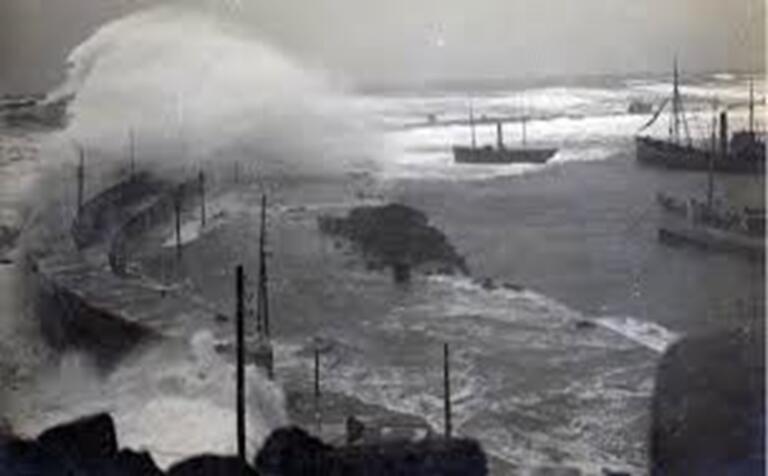 Barcos fondeados en el incipiente puerto melillense, ante un temporal de Levante