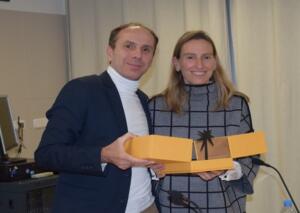 El director del centro entregó un regalo a la ponente